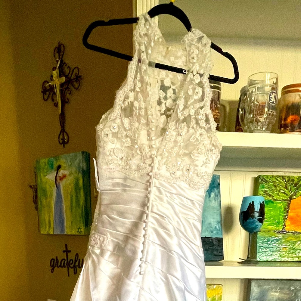 New white wedding dress never worn size 8! Long train